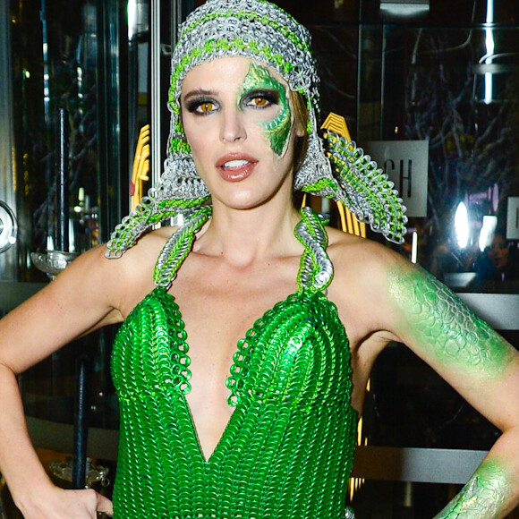 Rafa Brites fez uma fantasia que pode te inspirar para uma Festa de Halloween: A jornalista usou um vestido verde feito de lacres de latinha e imitou uma mulher réptil