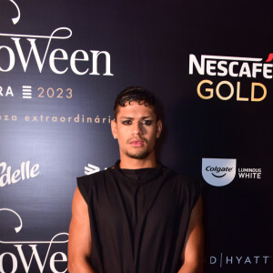 Gabriel Santana caprichou no look all black e maquiagem para curtir a Festa de Halloween da Sephora