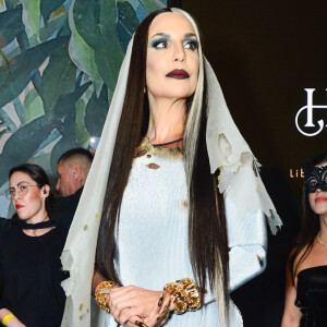 Ivete Sangalo foi para a Festa de Halloween da Sephora como a 'Noiva Queimada' a cantora caprichou no mega hair, maquiagem sombria e vestido de noiva branco queimado