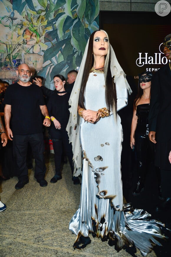 Ivete Sangalo foi para a Festa de Halloween da Sephora como a 'Noiva Queimada' a cantora caprichou no mega hair, maquiagem sombria e vestido de noiva branco queimado