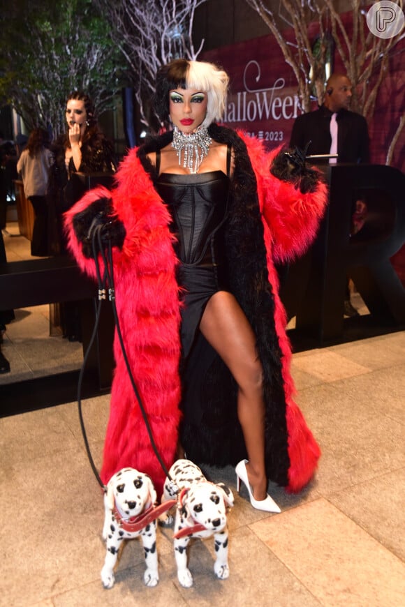 Cruella foi a fantasia que Bruna Gonçalves foi na Festa de Halloween da Sephora. Destaque para os dálmatas de brinquedo