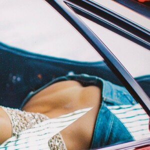 Em uma das fotos, Anitta mostra a marquinha de biquíni, sem calcinha, e quase mostra demais
