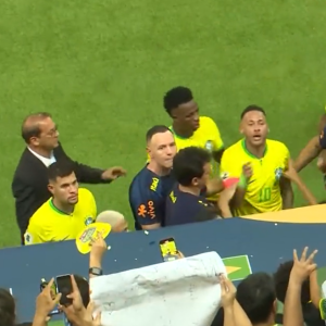 Após deixar a filha recém-nascida com Bruna Biancardi, Neymar joga fraco pelo Brasil e toma uma chuva de pipoca