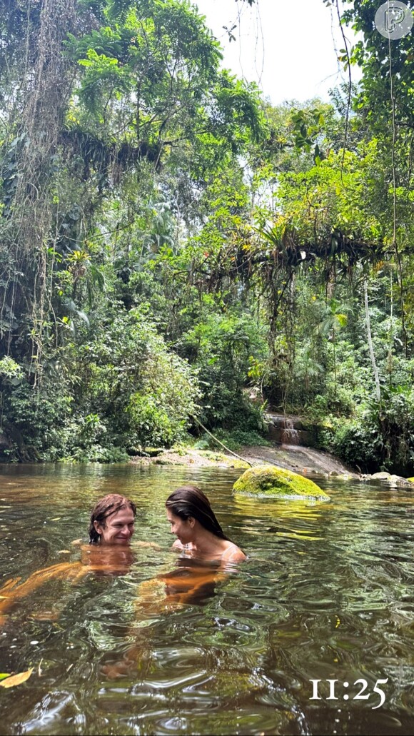 Grazi Massafera compartilha registro na cachoeira com o ator Pedro Fasanaro, de 'Dona Beja'