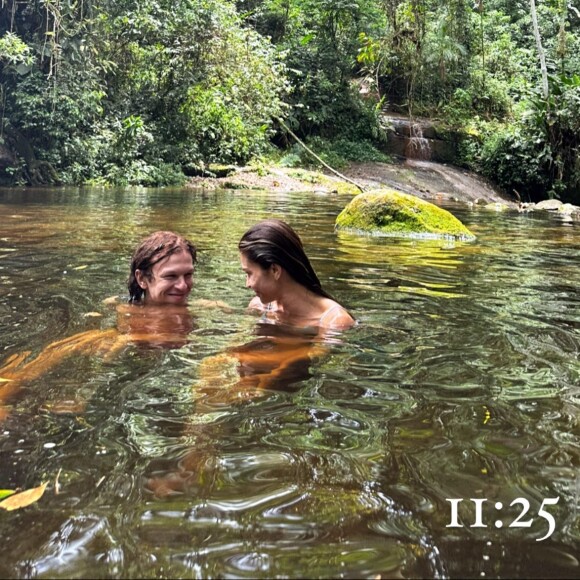 Grazi Massafera compartilha registro na cachoeira com o ator Pedro Fasanaro, de 'Dona Beja'