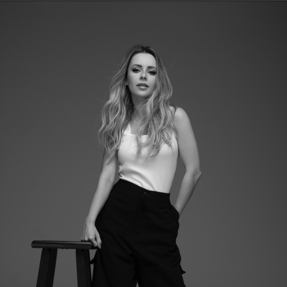 'Ela tem nome. Sandy. Conhece?', provocou um usuário