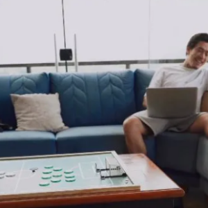 Mansão de Whindersson Nunes tem salão de jogos com sofá de canto enorme