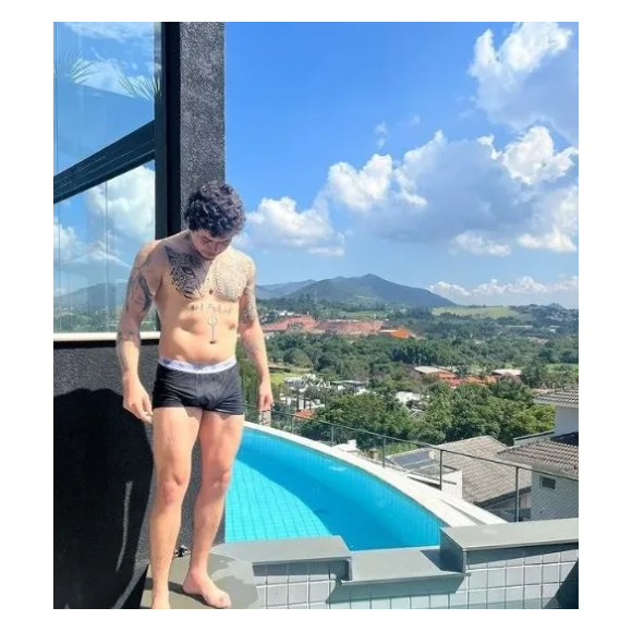 Whindersson Nunes tem uma piscina infinita em sua mansão triplex