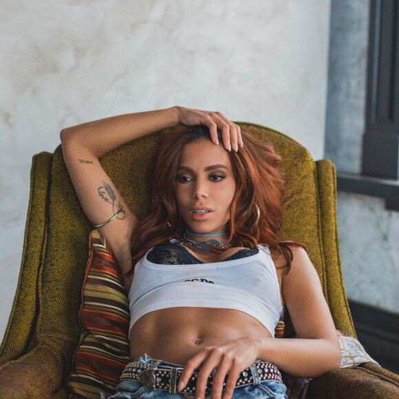 Nova música de Anitta narra um relacionamento conturbado com idas e vindas