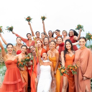 Aline Becker, a noiva, pediu para que as madrinhas e convidadas fossem com vestidos nas cores quentes