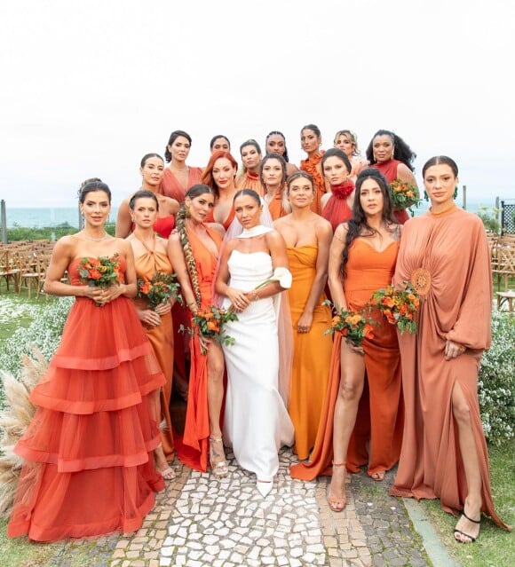 O casamento onde Maria Joana foi madrinha com o seu vestido longo laranja vibrante foi em Santa Catarina