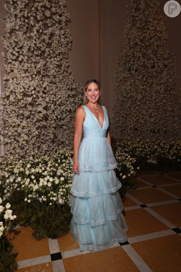 Carol Quinteiro veste vestido azul claro como convidada do casamento de Paula de Aziz