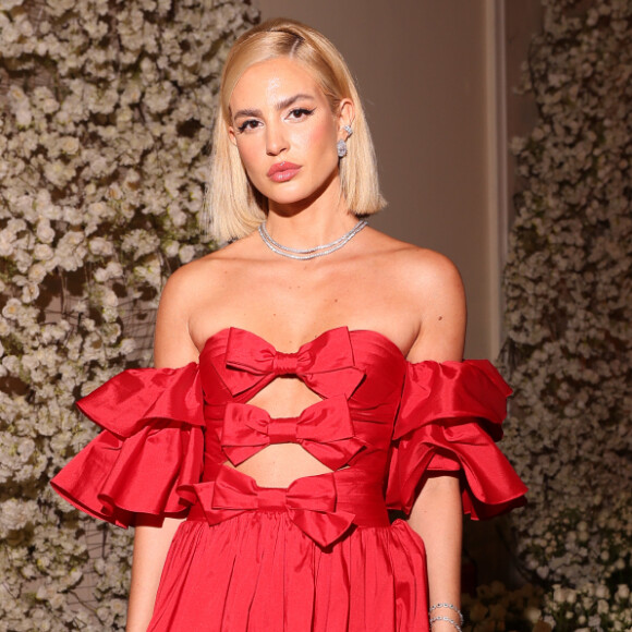 Gabriella Borges usa vestido vermelho com recorte e babado como convidada do casamento de Paula de Aziz