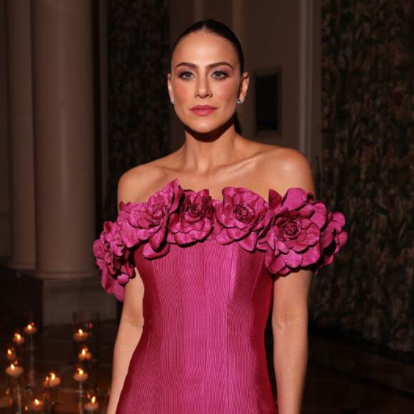 Gisela Saback foi com vestido longo e vinho de convidada para o casamento de Paula de Aziz