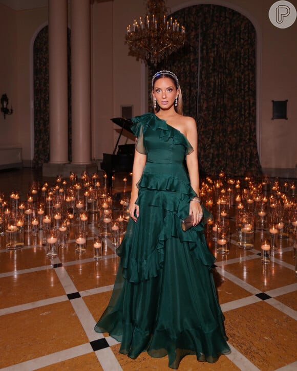 Lelê Saddi foi com vestido longo verde de convidada para o casamento de Paula de Aziz