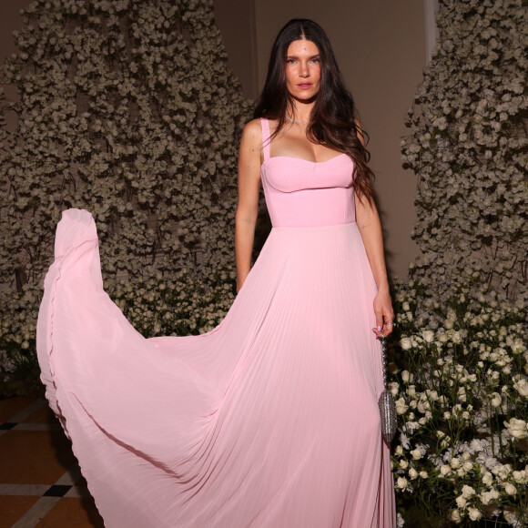 Lou Montenegro foi com vestido longo rosa como convidada para o casamento de Paula de Aziz