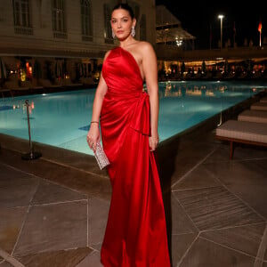 Gabriella Borges usa vestido vermelho um ombro só como convidada do casamento de Paula de Aziz