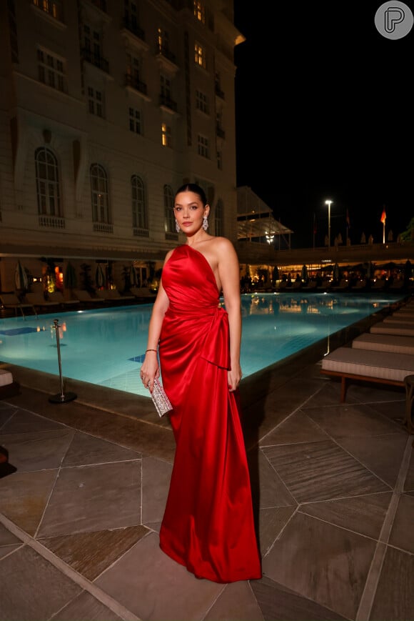 Gabriella Borges usa vestido vermelho um ombro só como convidada do casamento de Paula de Aziz
