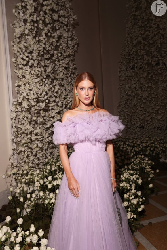 Marina Ruy Barbosa usa vestido lilás tomara que caia com babado em casamento de luxo
