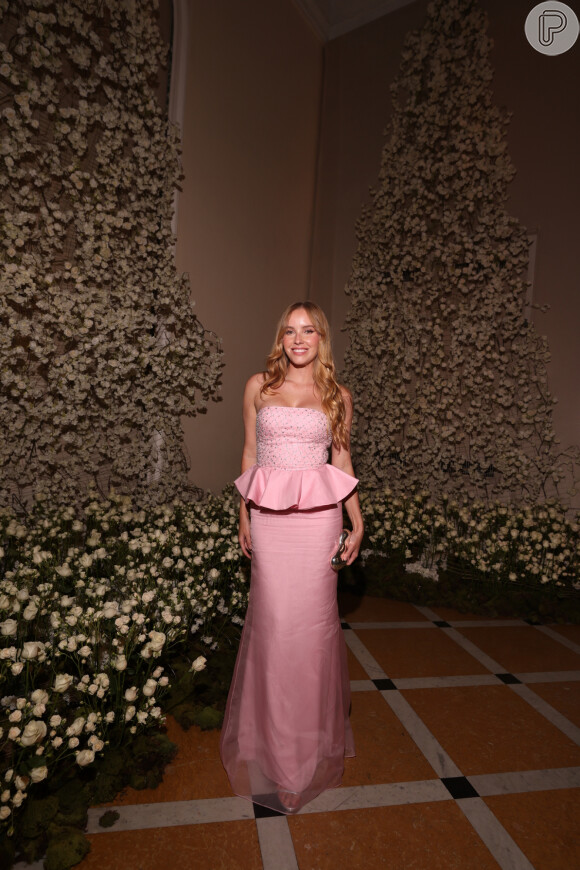 Vestido rosa sem alças e peplum foi usado por Giovanna Adriano no casamento de Paula Aziz