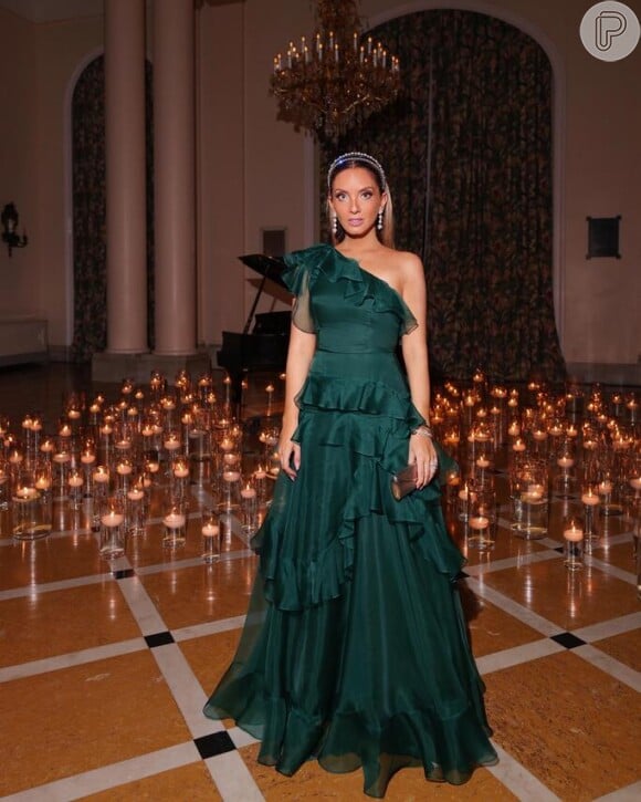 O vestido verde usado por Lele Saddi no casamento de Paula Aziz era repleto de ombro único e repleto de babados
