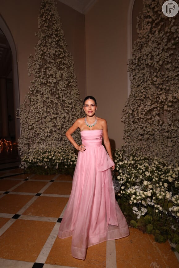 Vestido rosa suave com laço lateral: Tatá Canhedo usou modelo delicado em casamento da amiga Paula Aziz