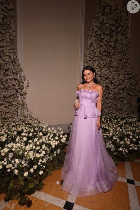 Vestido lilás com peplum foi usado por Maria Manuela Almeida no casamento de Paula Aziz
