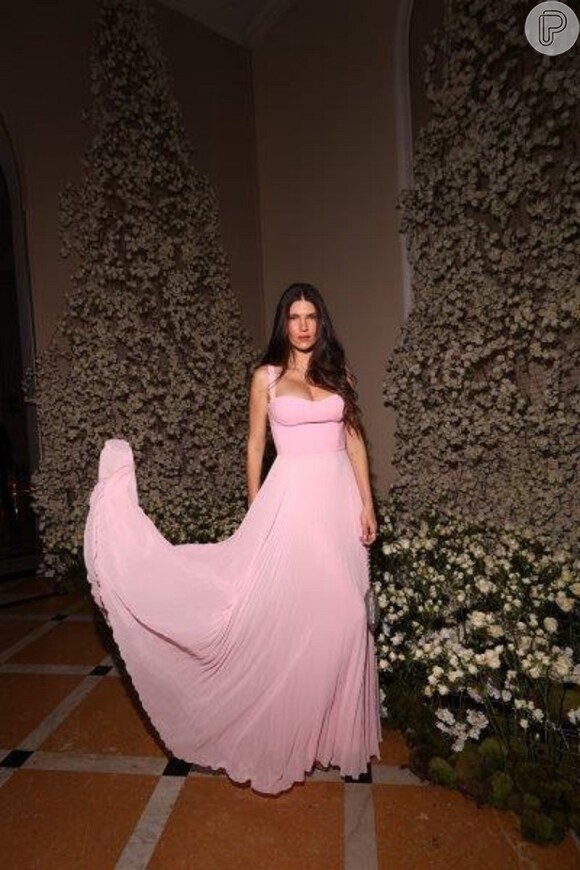 Vestido rosa pastel com modelagem minimalista foi usado por Lou Montenegro no casamento de Paula Aziz