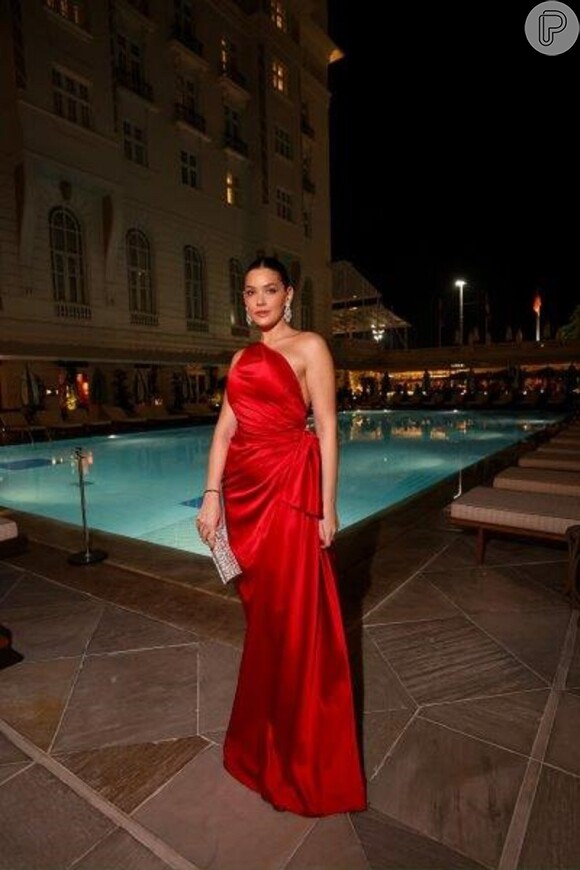 Vestido vermelho foi aposta de Ma Tranchesi no casamento de Paula Aziz