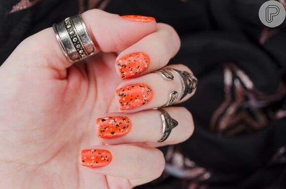 Nail art minimalista com laranja, preto e branco: que tal essa nail art delicada e colorida?