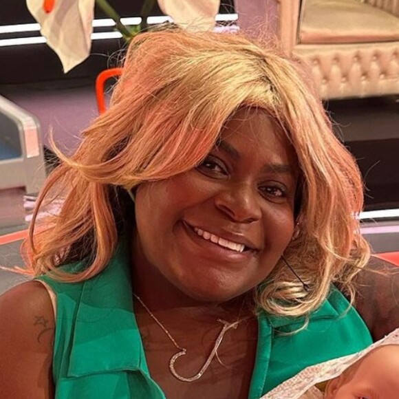 Jojo Todynho aparece loira segurando bebê em programa da TV Globo e choca web