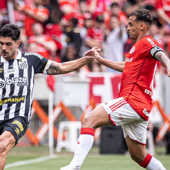 Corinthians x Santos vai passar na Globo pela 30 rodada do Campeonato Brasileiro 2023 em 29 de outubro de 2023 às 18h30? Não. O Première é quem transmite o jogo