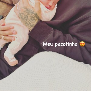 Neymar ainda publicou uma foto muito fofa com Mavie nos braços