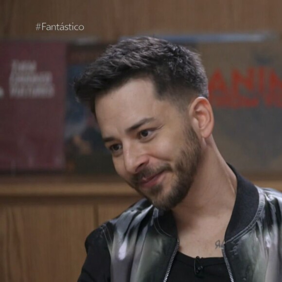 Junior se emocionou ao falar sobre sua volta ao trabalho como cantor