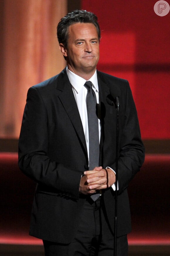Matthew Perry cutucou Keanu Reeves e fez piadas de gosto duvidoso em relação à morte do ator