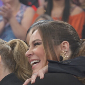 Sabrina Sato, Preta Gil, Paolla Oliveira e Angélica se abraçam durante programa 'Altas Horas'