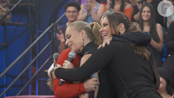 Sabrina Sato, Preta Gil, Paolla Oliveira e Angélica se abraçam durante programa 'Altas Horas'