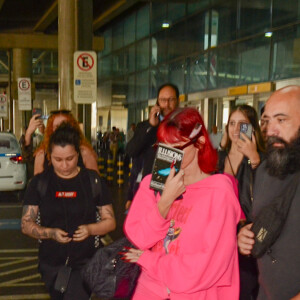 Megan Fox está no Brasil: atriz foi fotografada com cabelo vermelho chanel e franjinha