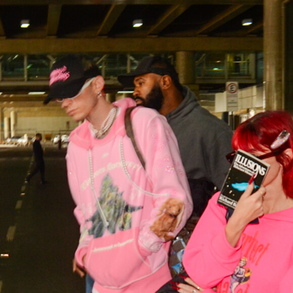 Megan Fox escondeu o rosto com um livro ao ser fotografada no Brasil