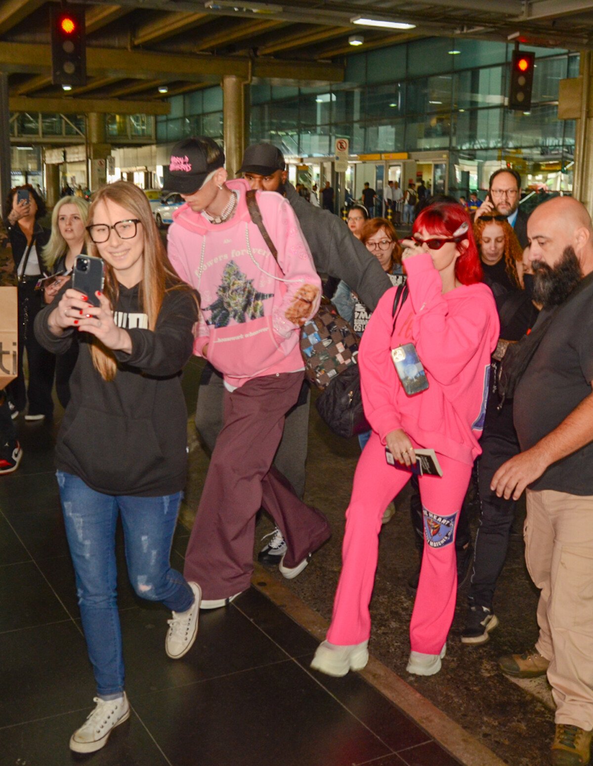 Foto: Ruiva, Megan Fox não gostou das fotos em aeroporto e escondeu o rosto  - Purepeople