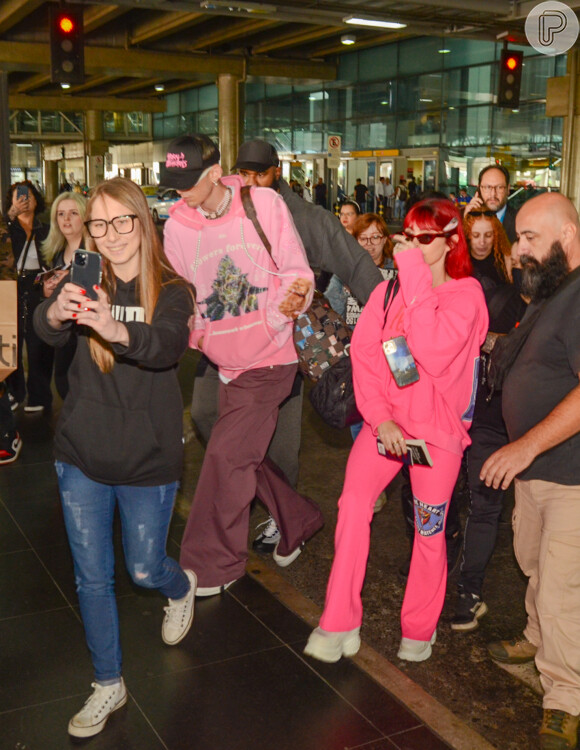 Ruiva, Megan Fox não gostou das fotos em aeroporto e escondeu o rosto