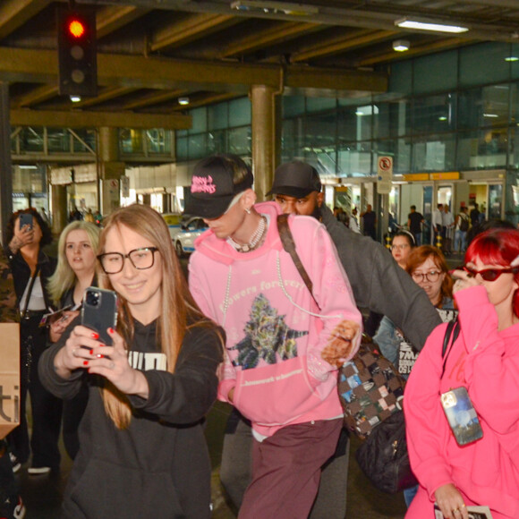 Ruiva, Megan Fox não gostou das fotos em aeroporto e escondeu o rosto