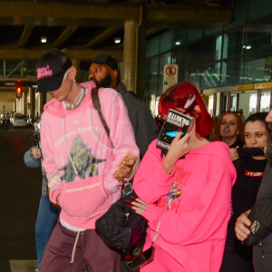 A atriz Megan Fox escolheu look comfy e oversized em rosa para aerolook