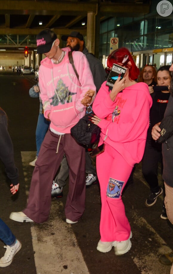 A atriz Megan Fox escolheu look comfy e oversized em rosa para aerolook