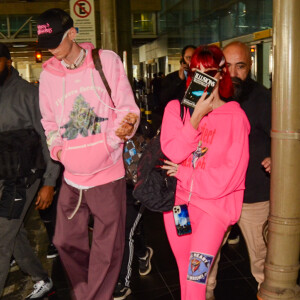Namorado de Megan Fox, Machine Gun Kelly também usou look rosa ao desembarcar no Brasil