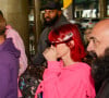 Megan Fox apostou em moletom oversized cor de rosa para look de viagem