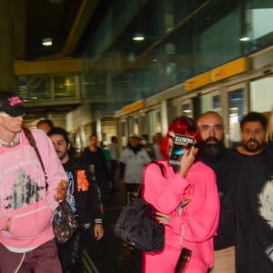 Megan Fox hoje: atriz de 37 anos surge de cabelo colorido e look rosa ao chegar no Brasil