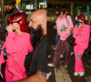 Megan Fox combina look cor de rosa com namorado, Machine Gun Kelly, e 'esbanja' simpatia ao chegar ao Brasil