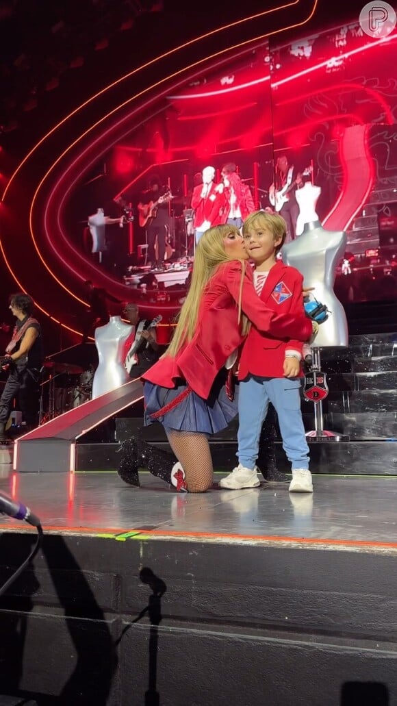 Anahi e Dulce costumam levar os filhos ao palco em show do RBD