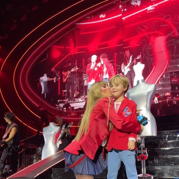 Anahi e Dulce costumam levar os filhos ao palco em show do RBD